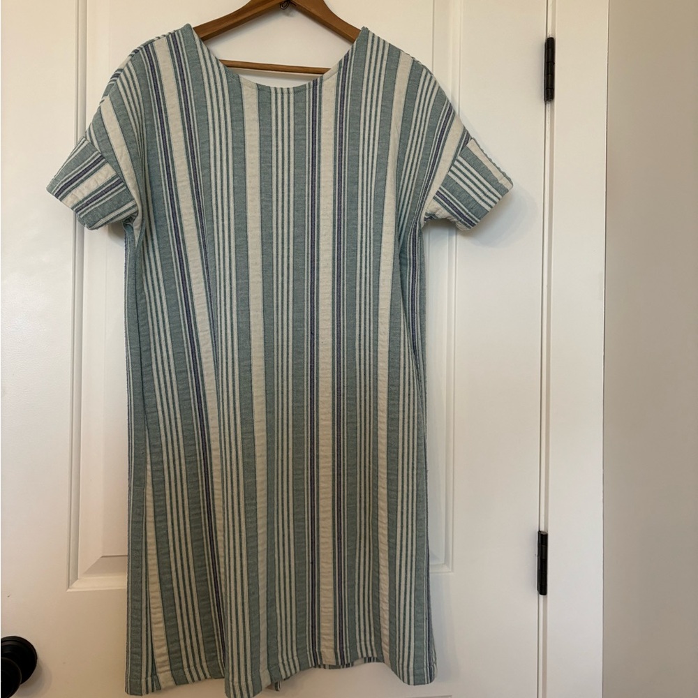 Retro shift dress with  v- neck back